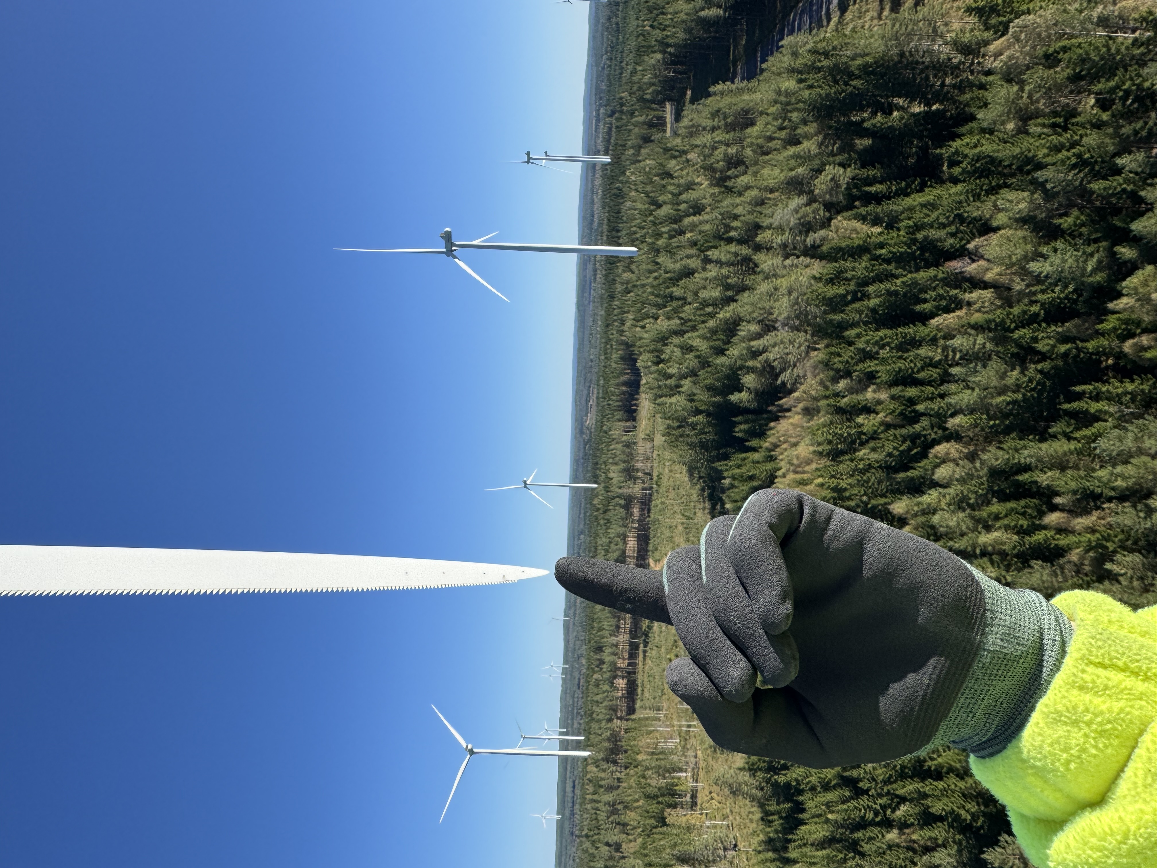 Imagem ilustrativa de técnicos ALTILIS a realizar trabalhos num aerogerador